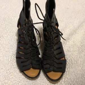 Black 3 1/2 inch heel’s